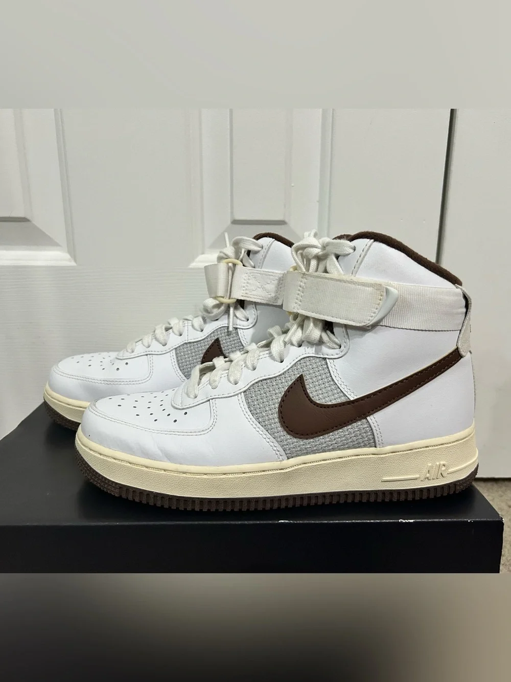 Nike airforce High-Top Sneakers in White, Brown & Cream. M 7, W8.5